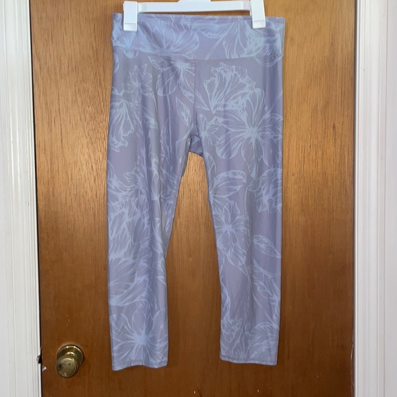 •FABLECTICS•LIGHT GRAY FLORAL HIGH WAISTED SKINNY CAPRI LEGGINGS SIZE MEDIUM EUC - Picture 3 of 7